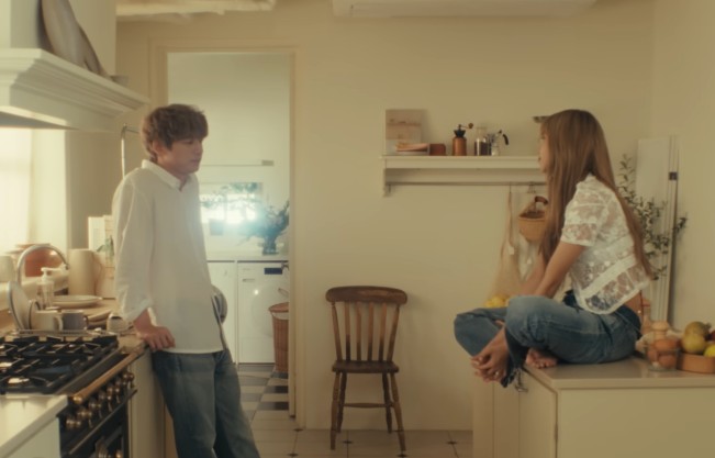 Lisa dan Kentaro Sakaguchi di MV 'Dream'. (YouTube)